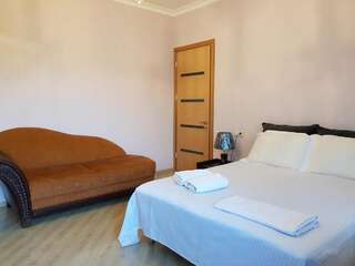Гостевой дом Guesthouse in Tbilisi Тбилиси Номер с кроватью размера «queen-size» и балконом-1