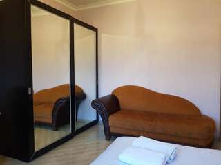 Гостевой дом Guesthouse in Tbilisi Тбилиси Номер с кроватью размера «queen-size» и балконом-2