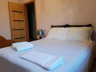 Гостевой дом Guesthouse in Tbilisi Тбилиси Номер с кроватью размера «queen-size» и балконом-3