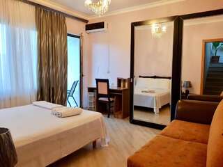 Гостевой дом Guesthouse in Tbilisi Тбилиси Номер с кроватью размера «queen-size» и балконом-4